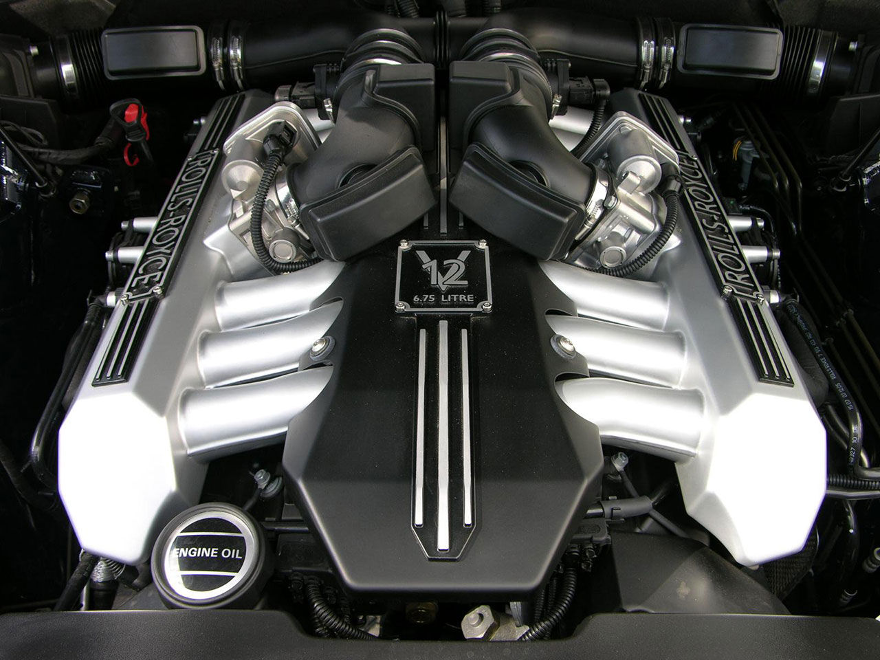 Rolls-Royce kommer att använda V12-motorer så länge de får