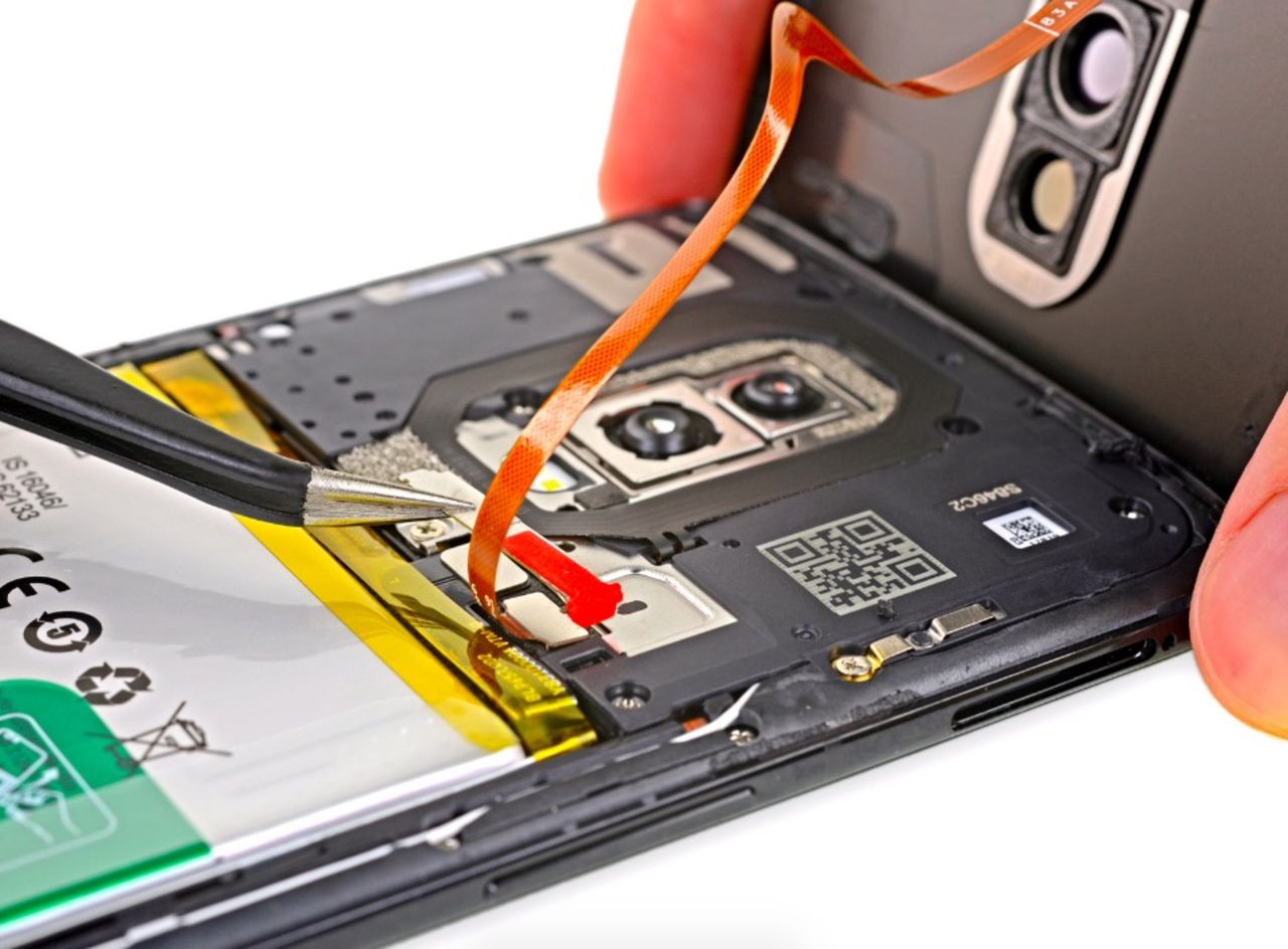 iFixit kollar in OnePlus 6