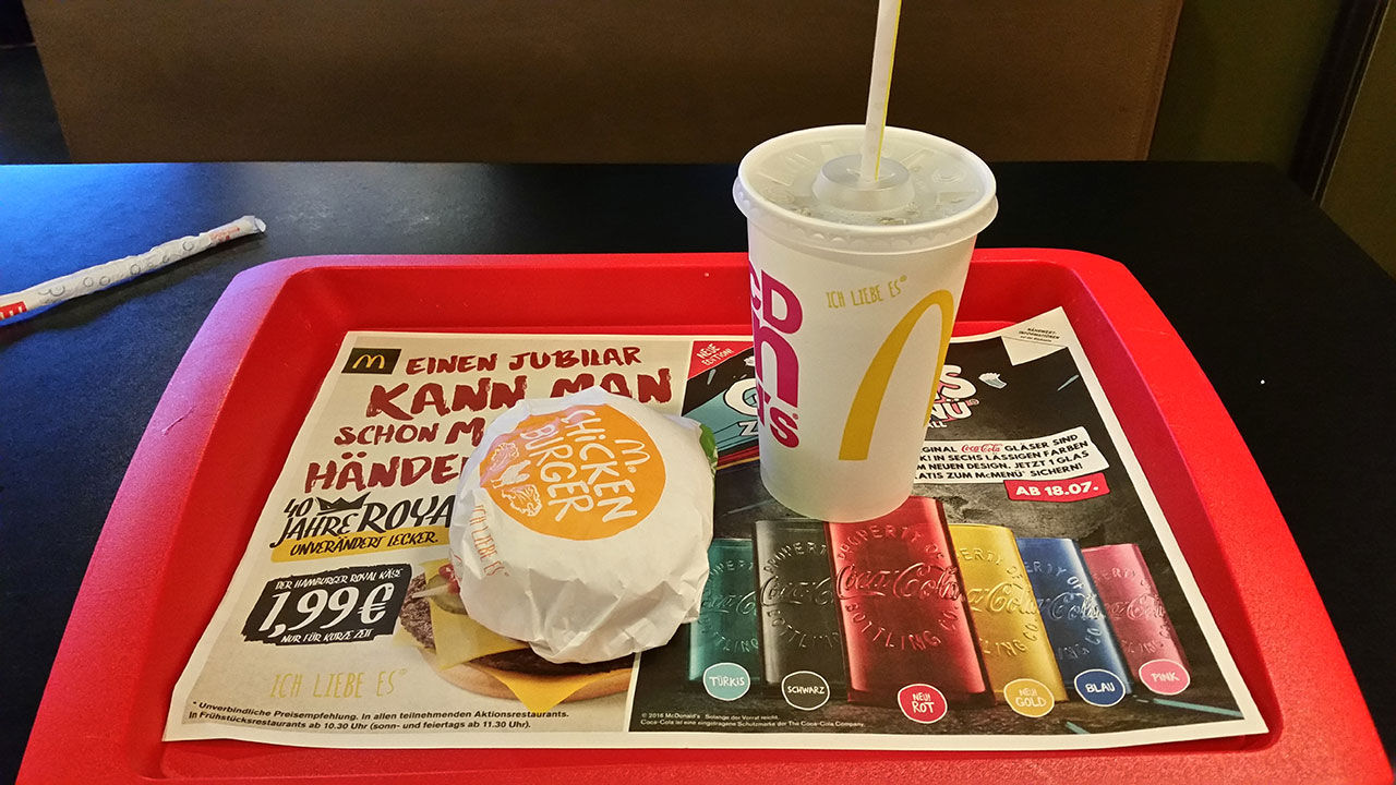 McDonald's kommer fortsätta med sugrör i plast