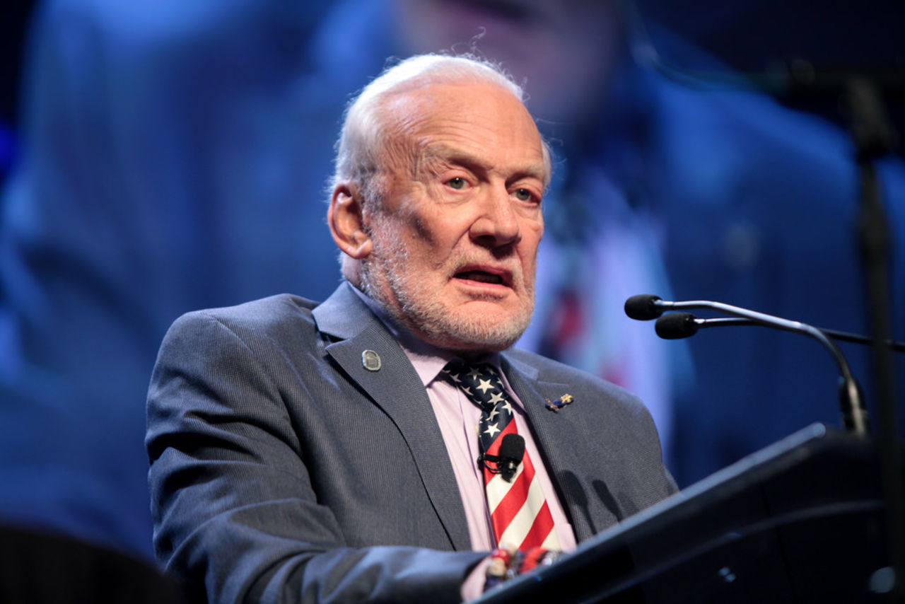 Buzz Aldrin stämmer sina barn
