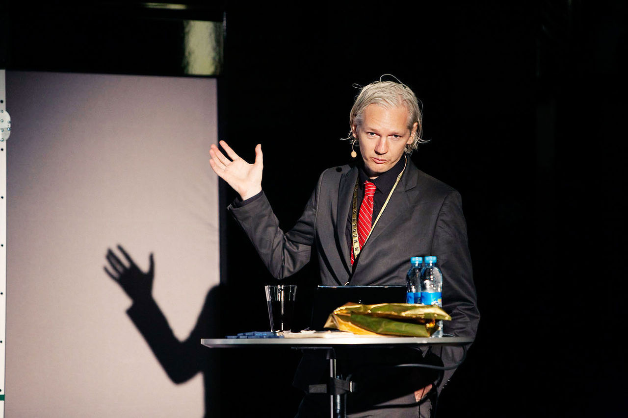 Ecuador funderar på att kicka ut Assange från sin ambassad