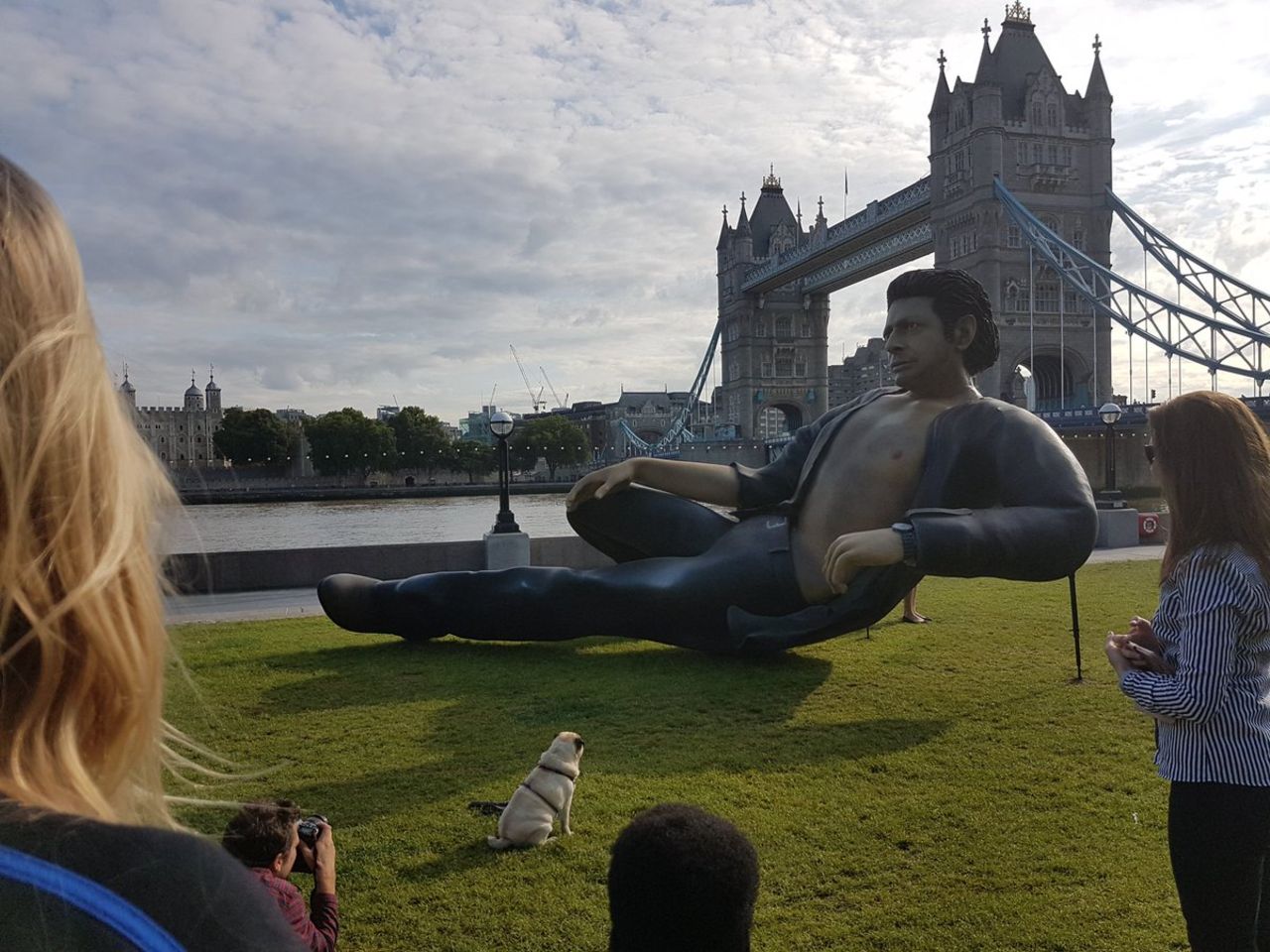 Enorm staty på Jeff Goldblum har dykt upp i London