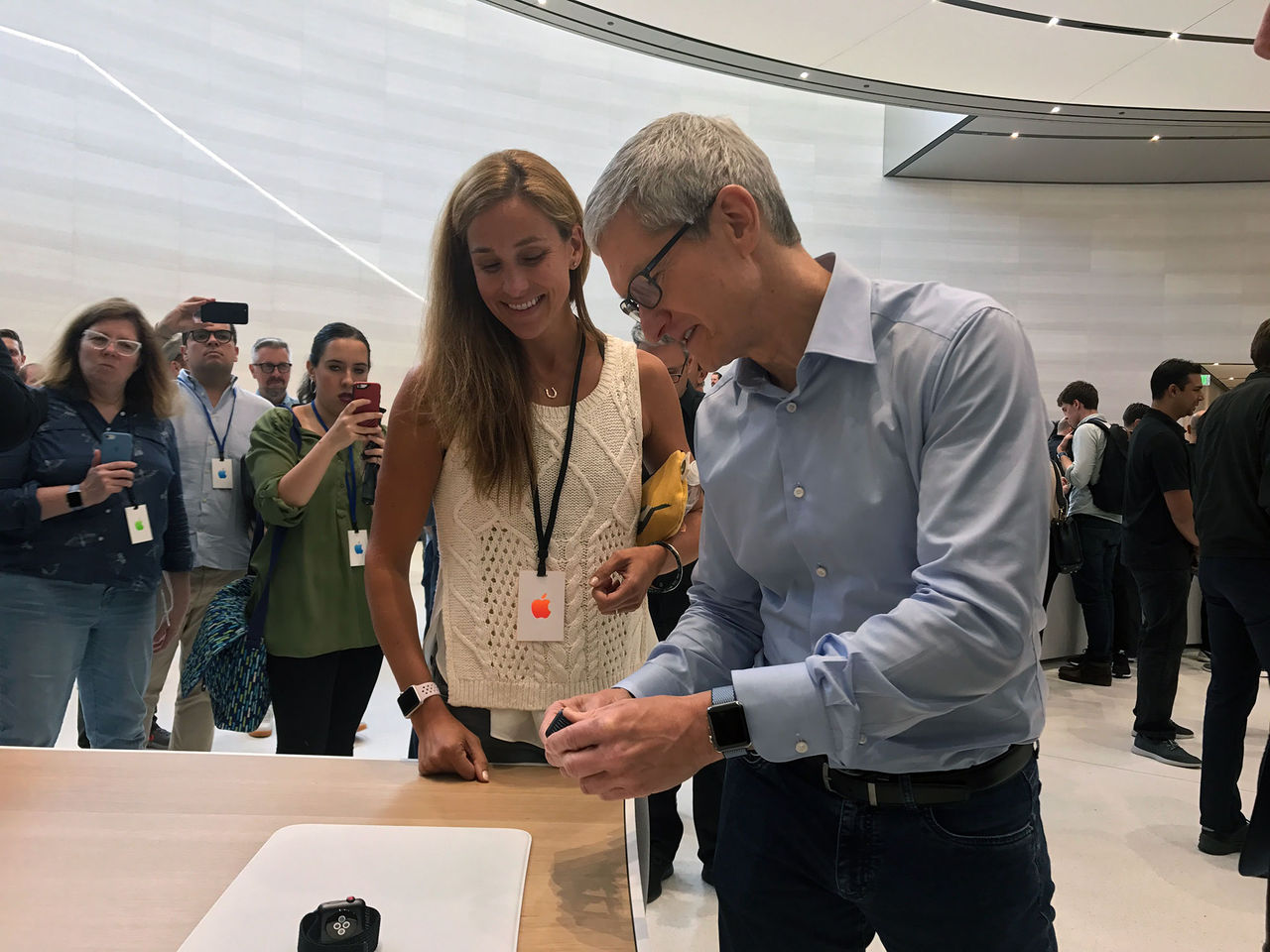 Tim Cook tackar Apples anställda