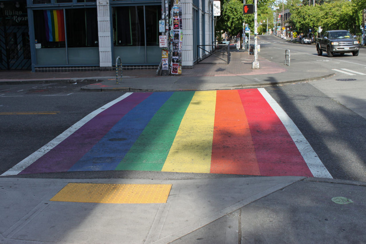 Transportstyrelsen slår ner på regnbågs-övergångsställe