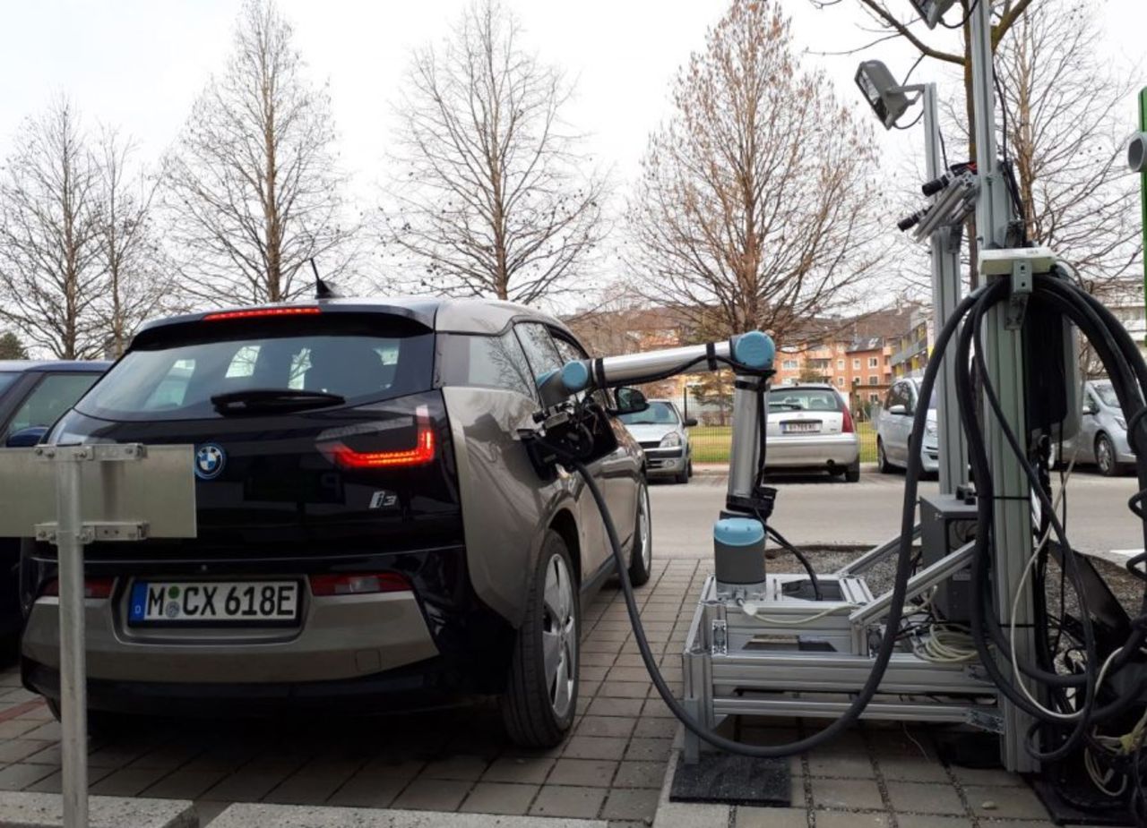 Robot hjälper till att ladda elbilar