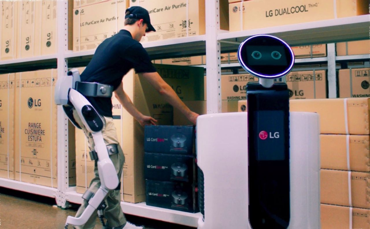 LG visar upp exoskelettet CLOi SuitBot