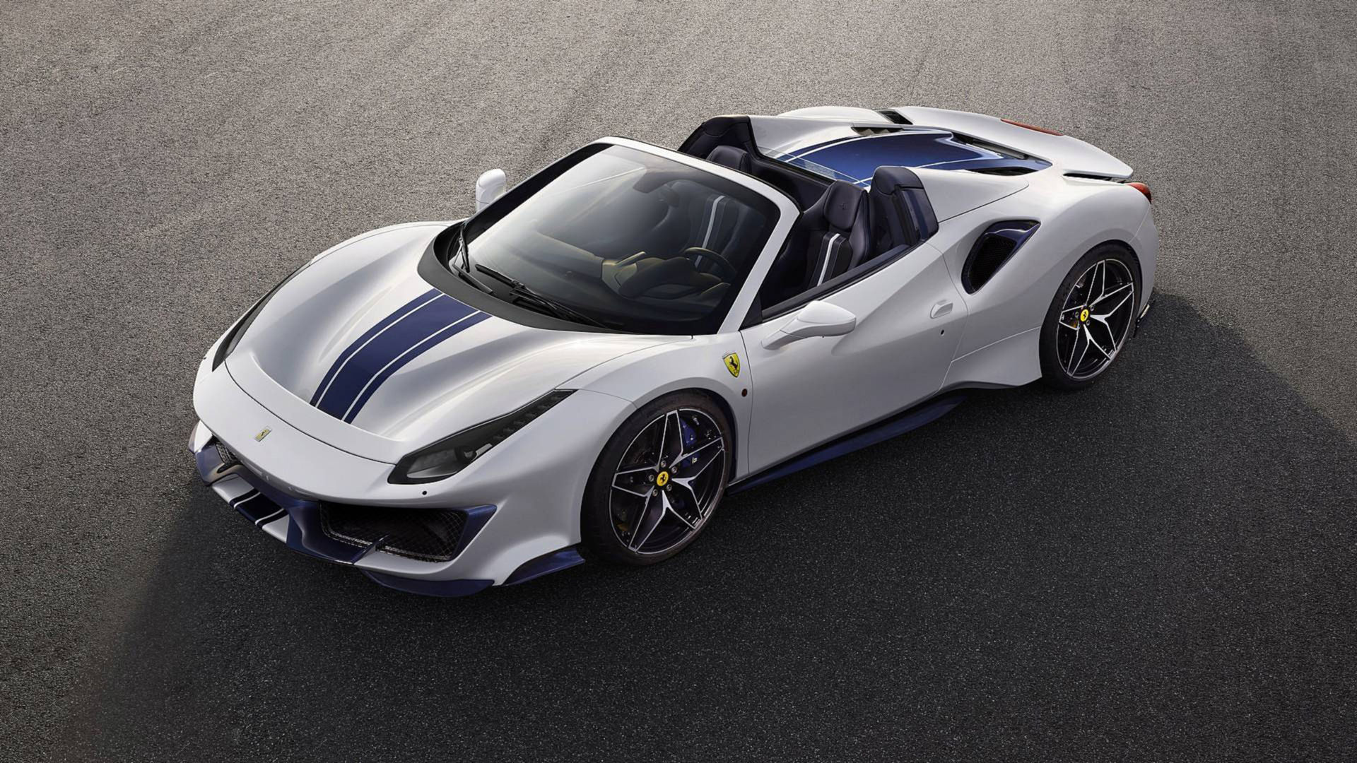 Ferrari visar cab-version av 488 Pista