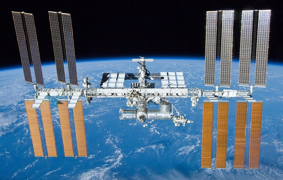 Internationella rymdstationen ISS har börjat läcka ut luft