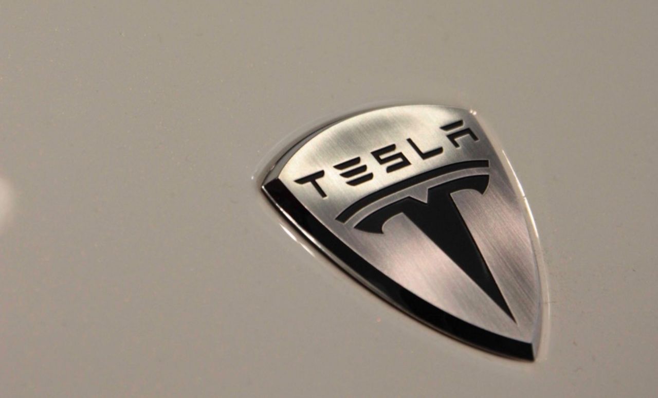 Tesla vill att bilen ska blinka automatiskt när du svänger