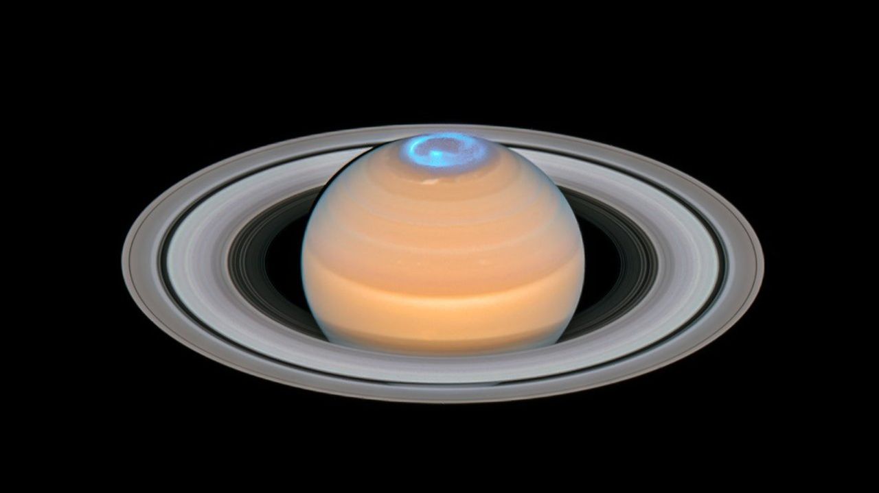 Kolla in norrsken på Saturnus