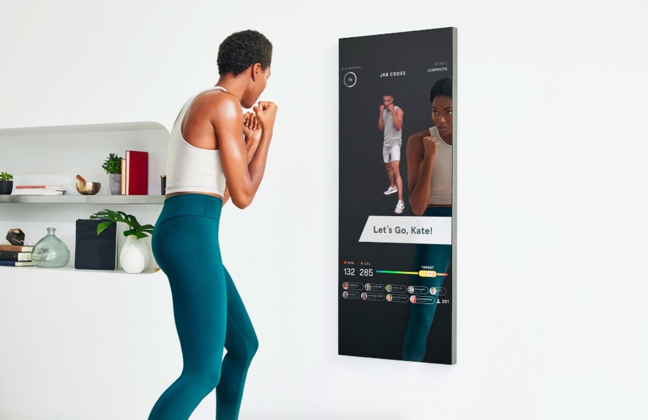 Träna framför spegeln med den smarta spegeln Mirror