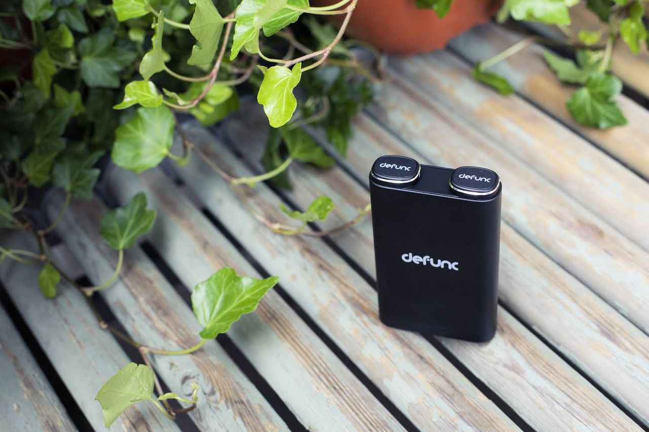 Defunc True kombinerar hörlurar med batteripuck