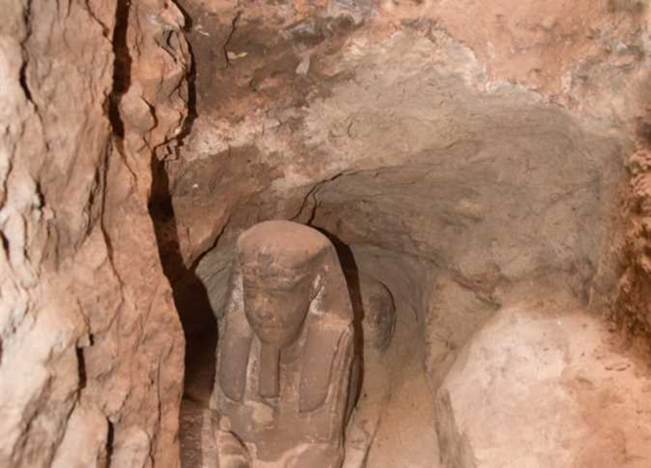 Gammal sfinx-staty hittad i egyptiskt tempel