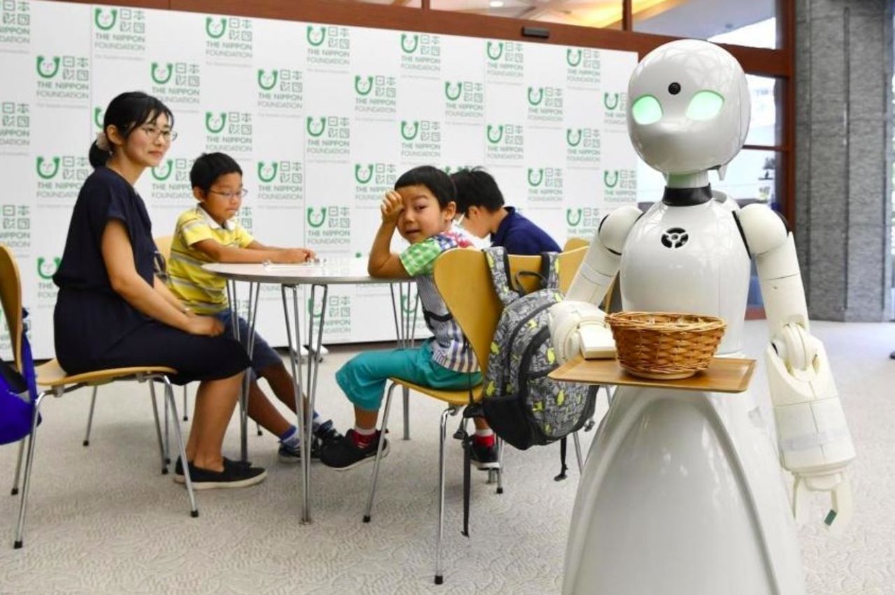 Rörelsehindrade får jobb på robotcafé i Japan
