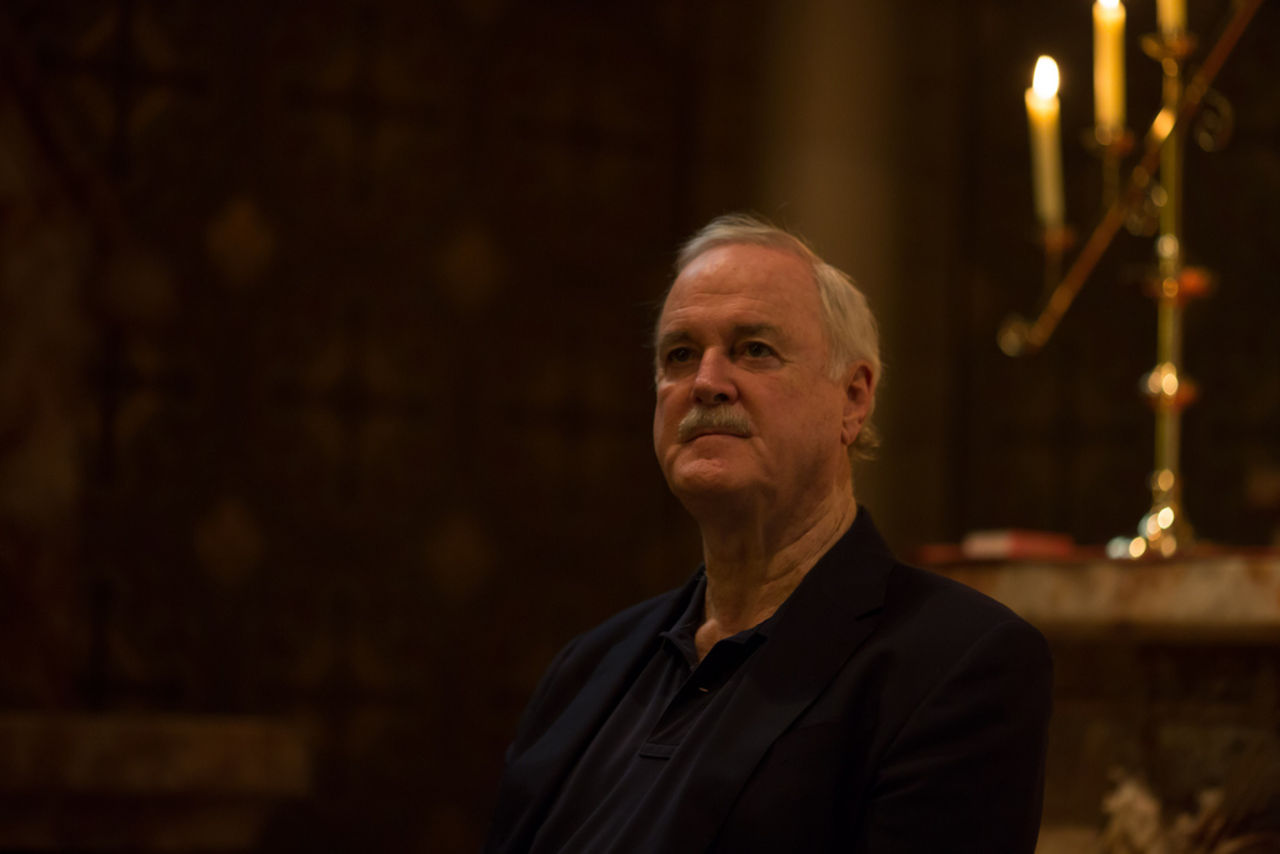 John Cleese tycker att det är befriande att bli döv