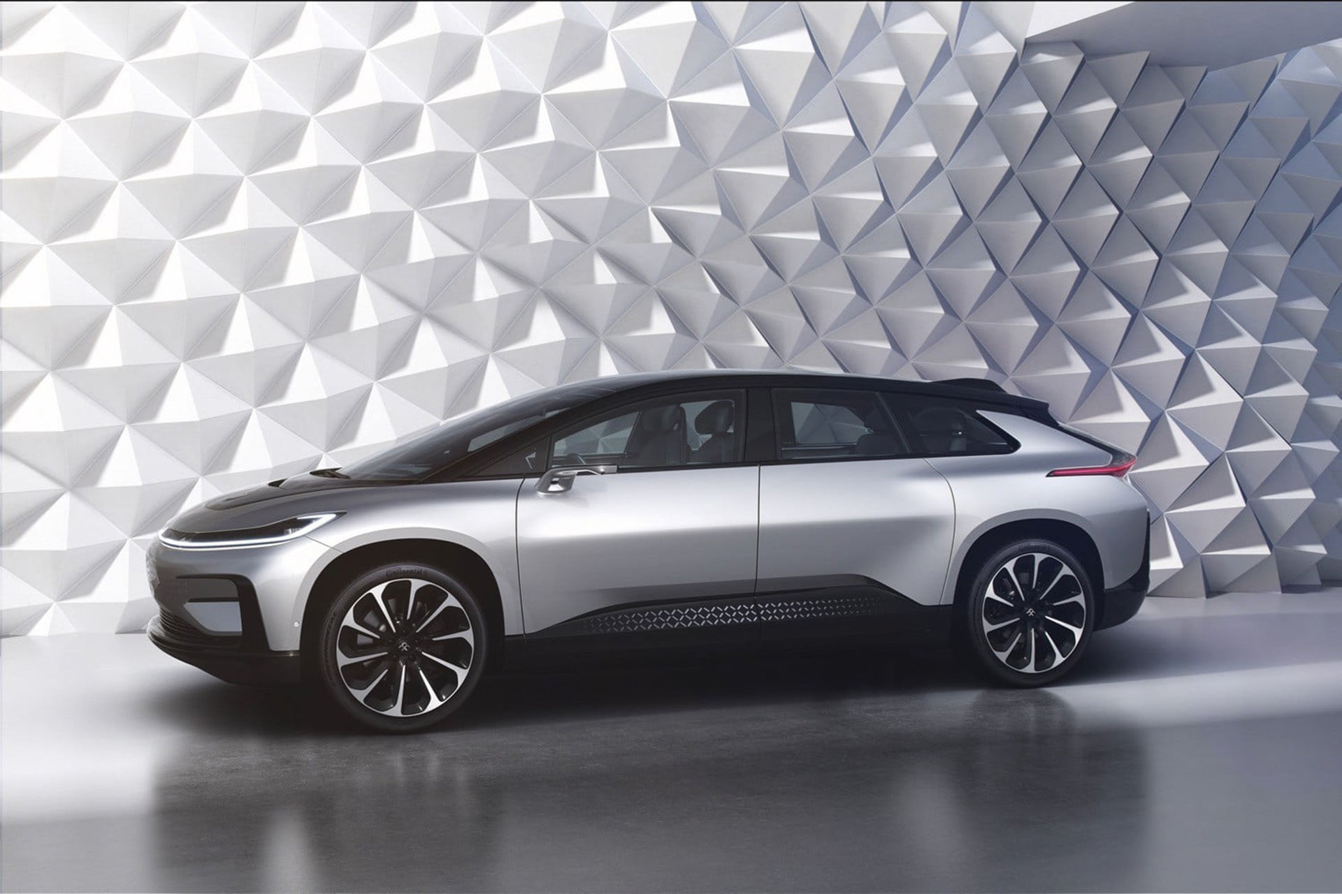 Faraday Future sparkar folk och sänker lönerna