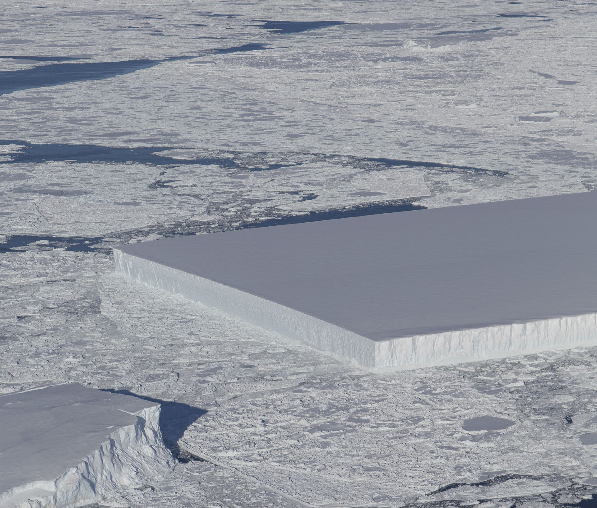 Rektangulärt isberg siktat i Antarktis