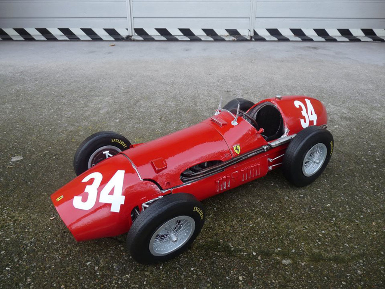 Milan Paulus bygger Ferraris F1-bilar i papper
