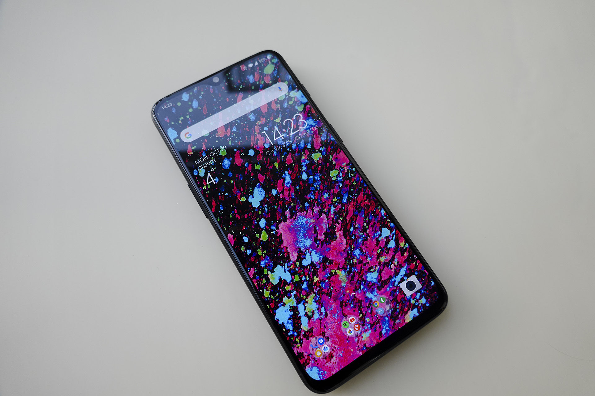OnePlus 6T tar två steg fram, ett bak