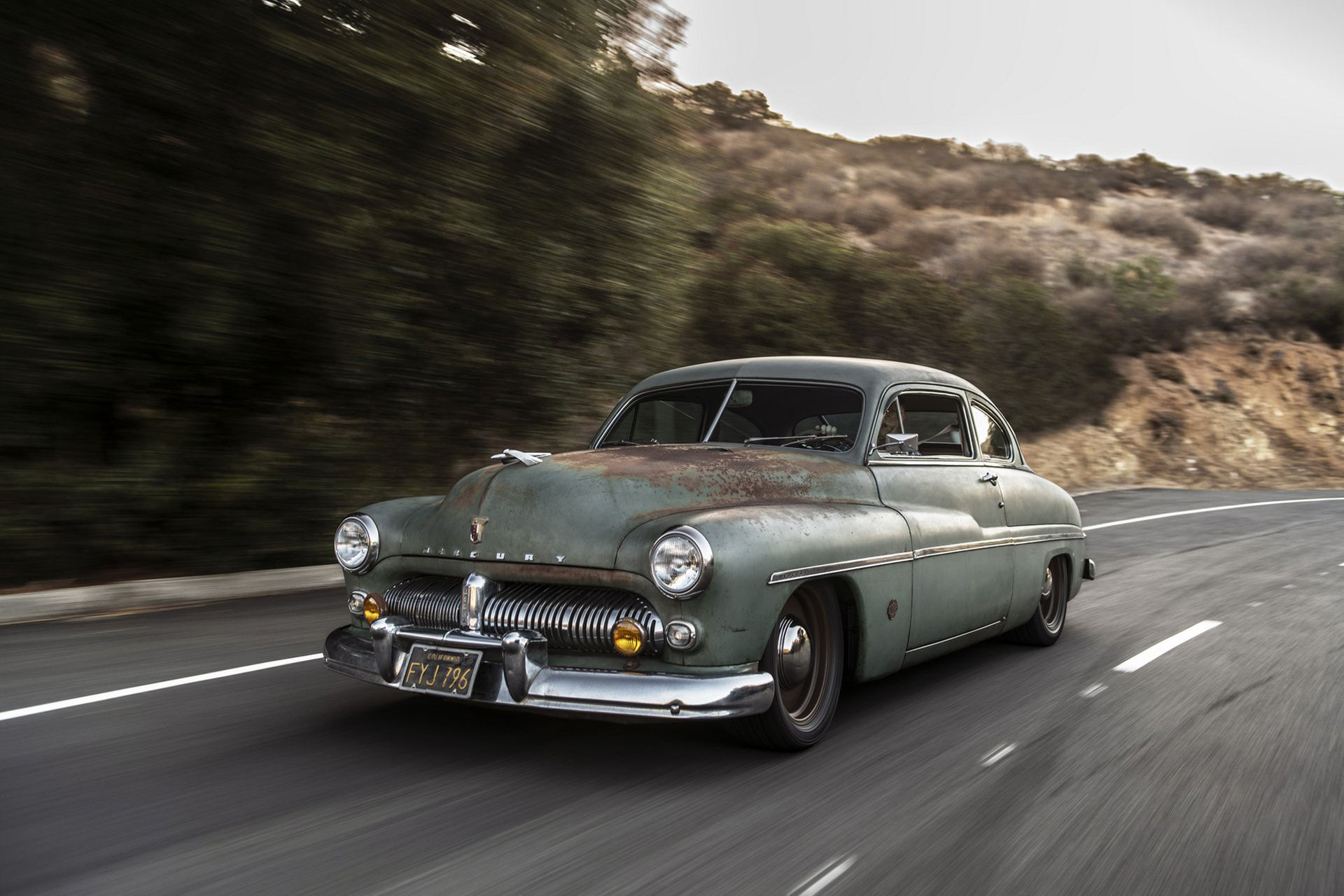 Mercury Coupe från 1949 fylld med Tesla-batterier