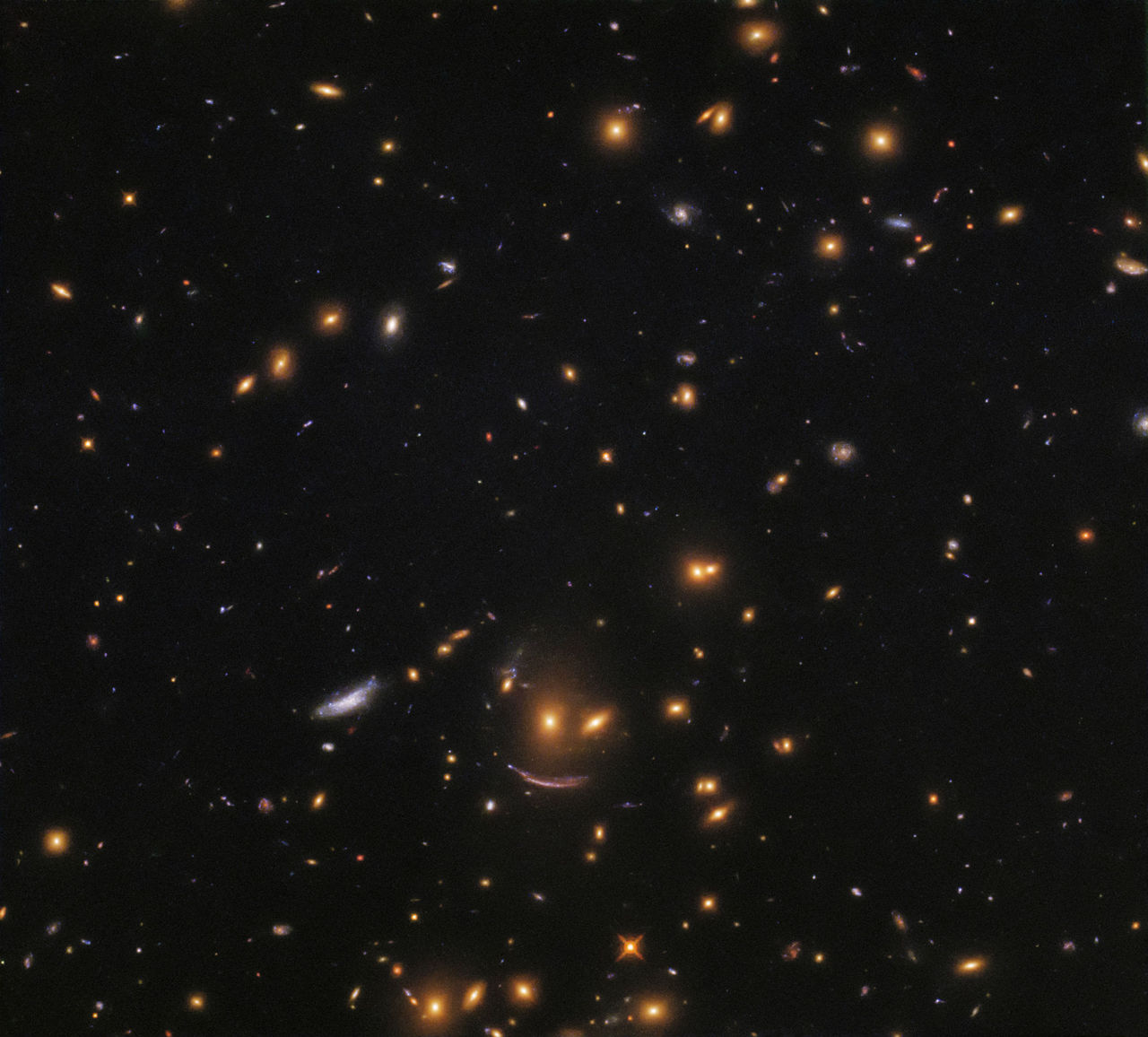 Hubble hittar en smiley i avlägset galaxkluster
