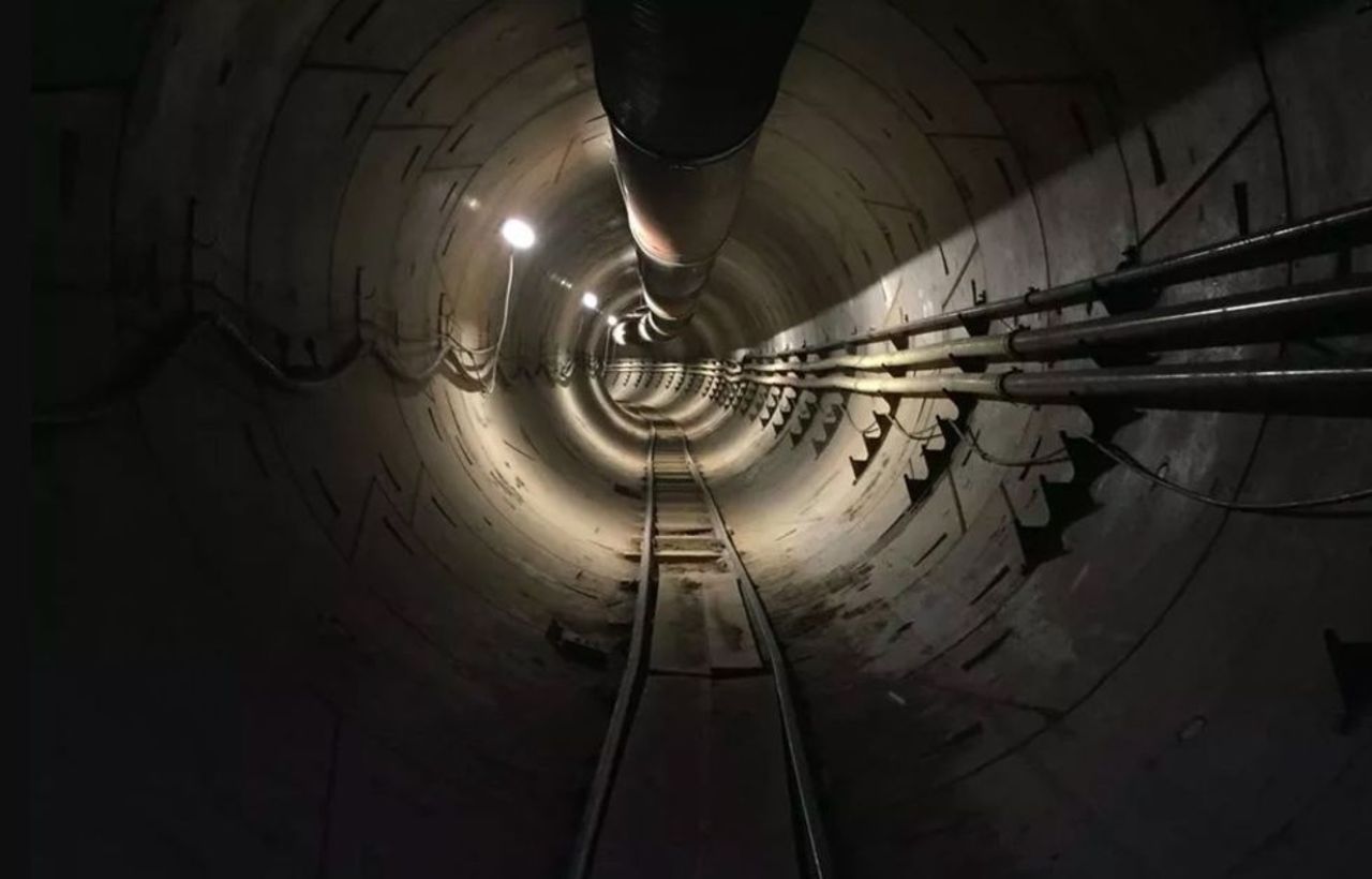 Elon Musk visar upp The Boring Companys tunnel i LA