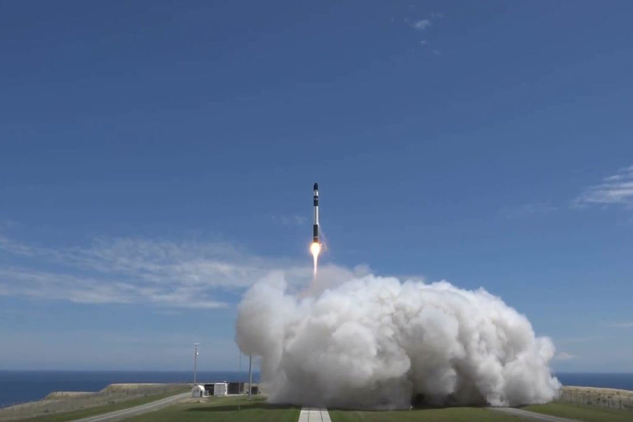 Rocket Lab har skjutit upp sin första kommersiella raket