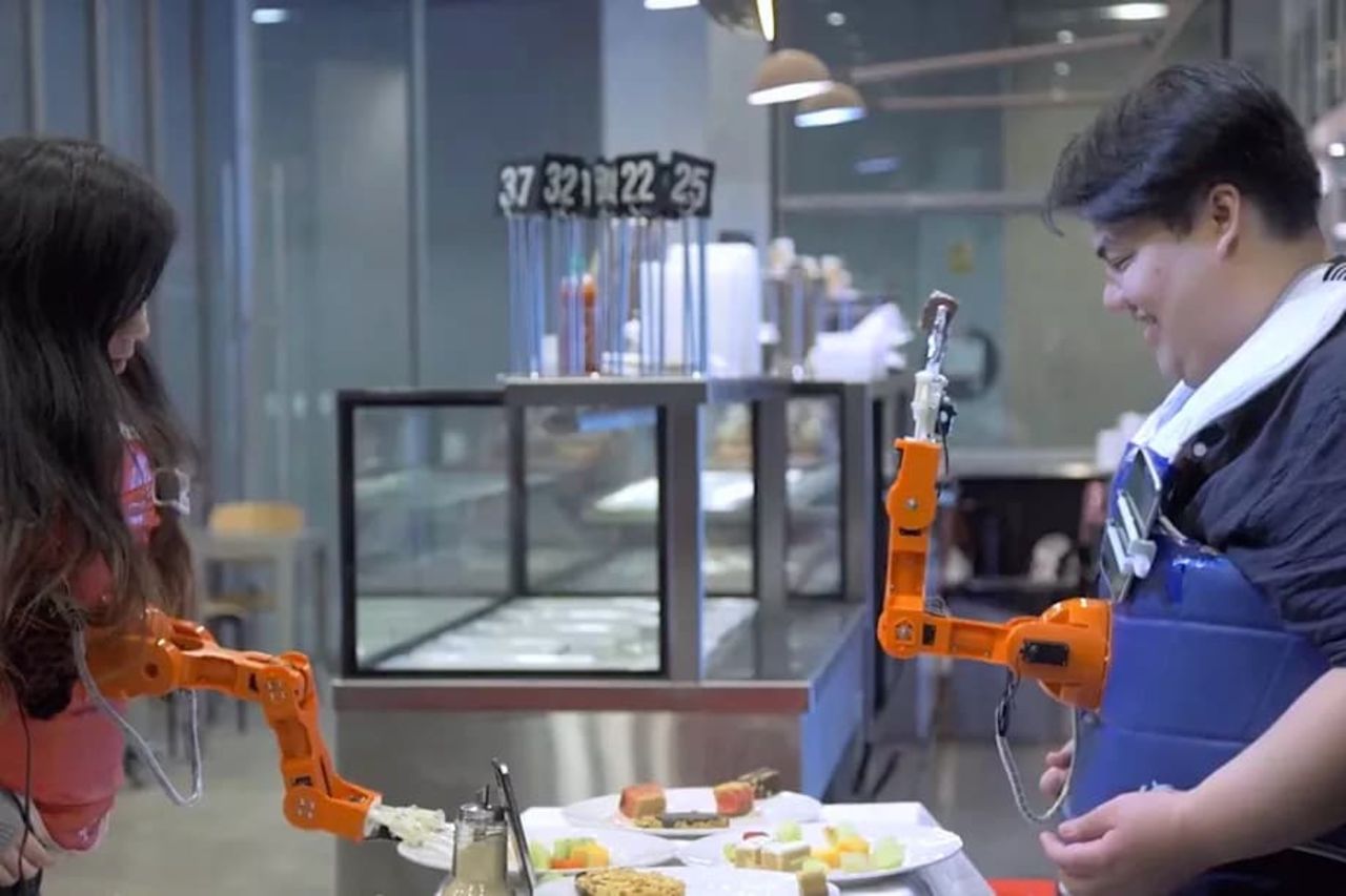 Arm-A-Dine är en robotarm som ska göra middagen mer social