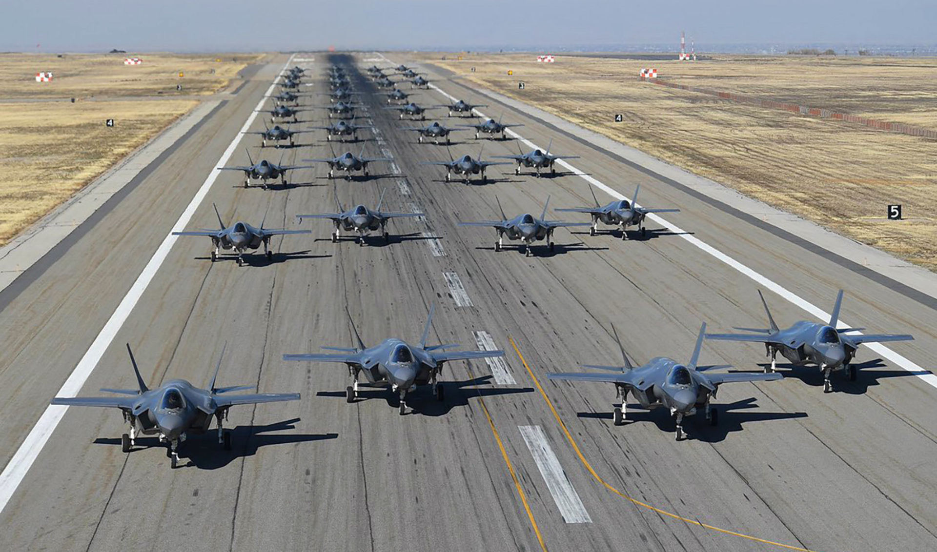 Kolla in när amerikanska flygvapnet gör en elefantpromenad