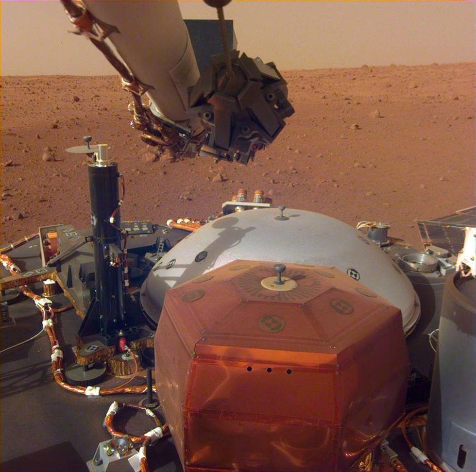 InSight skickar hem lite bilder från sitt nya hem