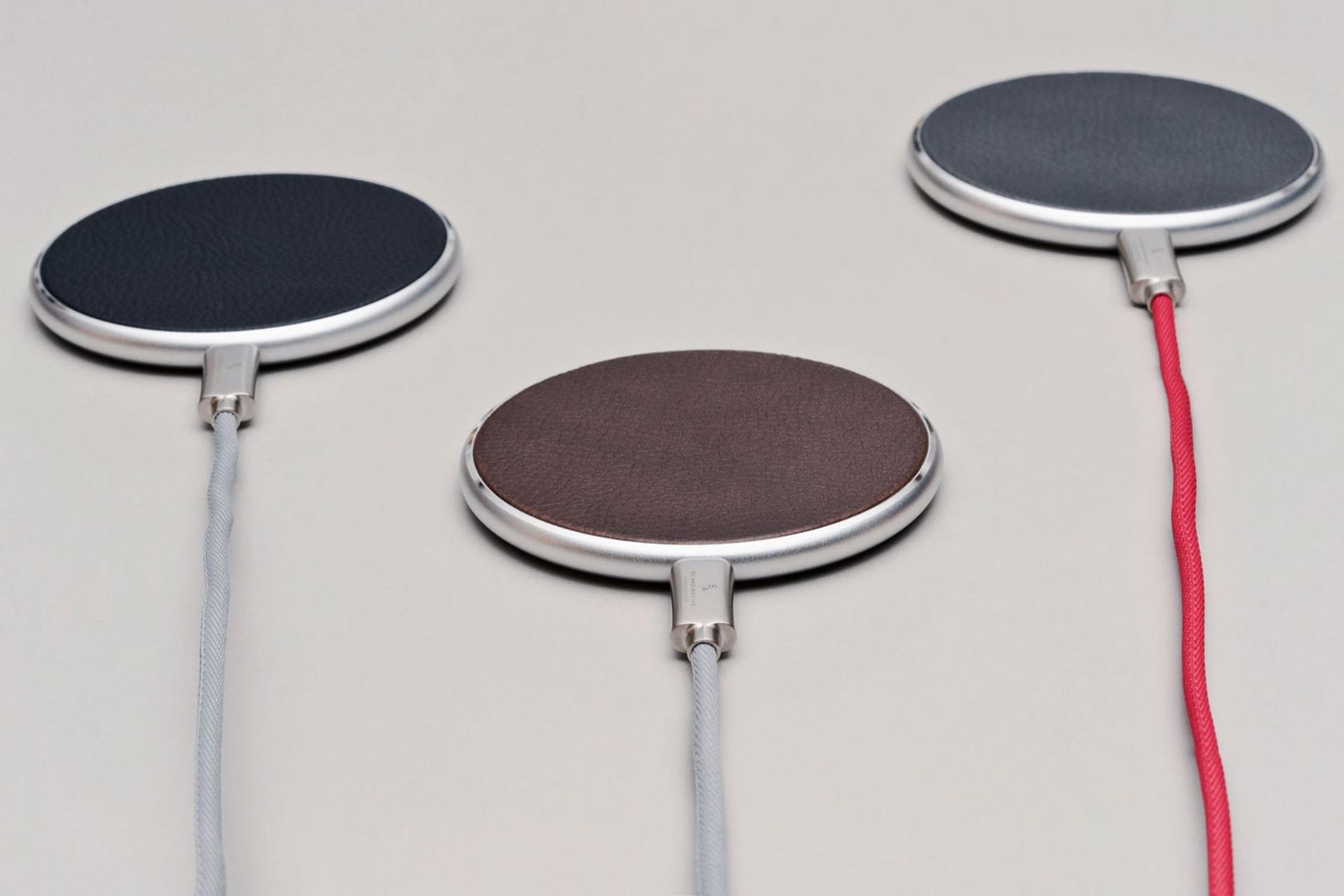 Trådlös laddare och kablar med skandinavisk design