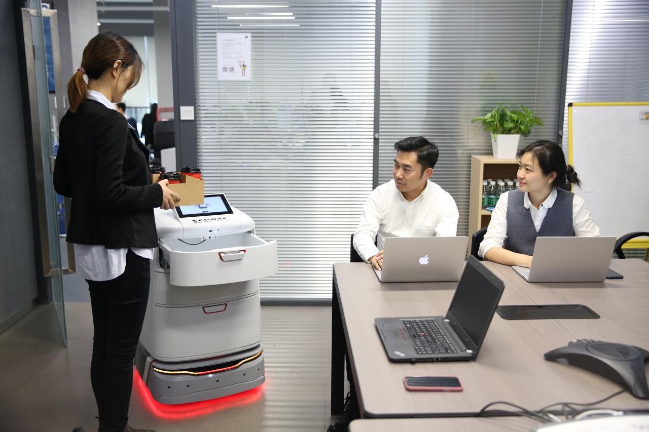 Segway visar upp leveransroboten Loomo Delivery