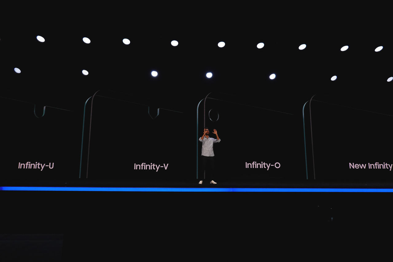 Ny Samsung S10-läcka visar hål i skärmen