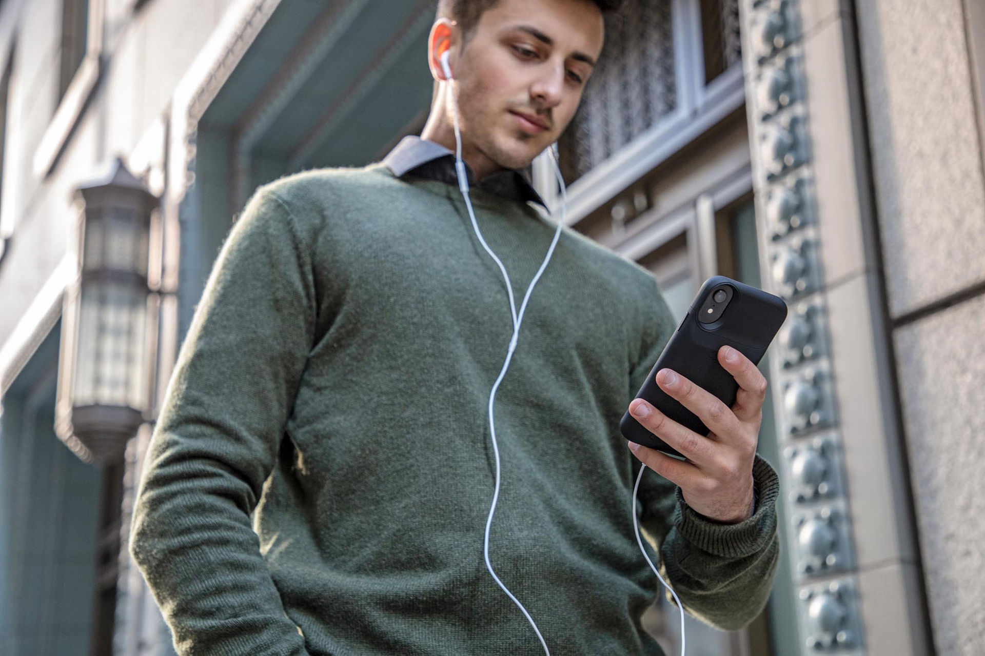 Mophies nya batteriskal laddar iPhonen trådlöst