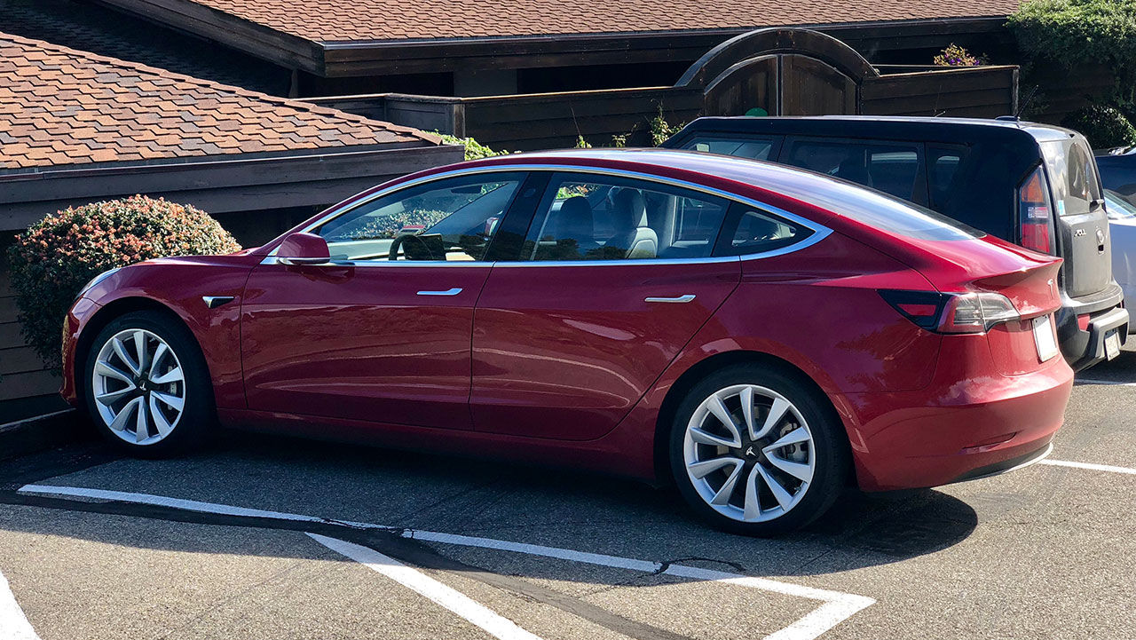 Lyckas du hacka en Tesla Model 3 så får du den