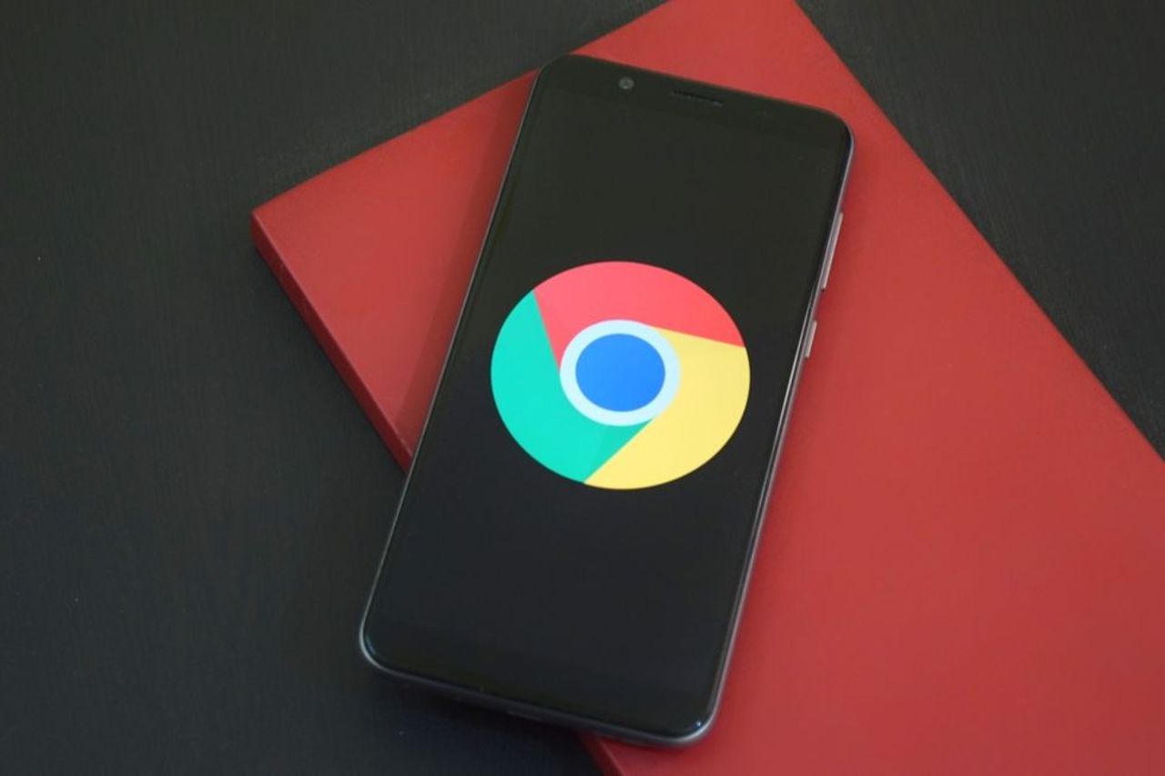 Google börjar testa mörkt tema i mobila Chrome