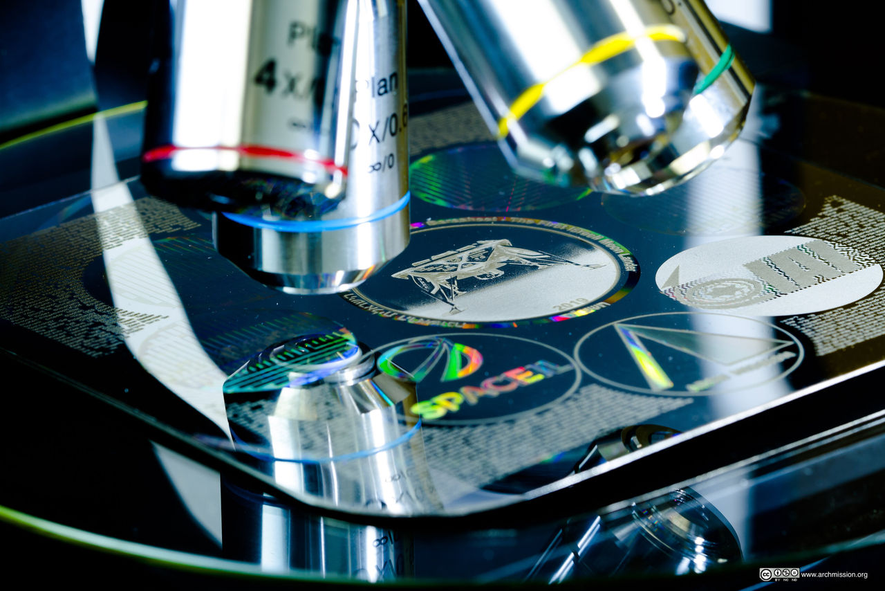 Israel skickar bibliotek till månen