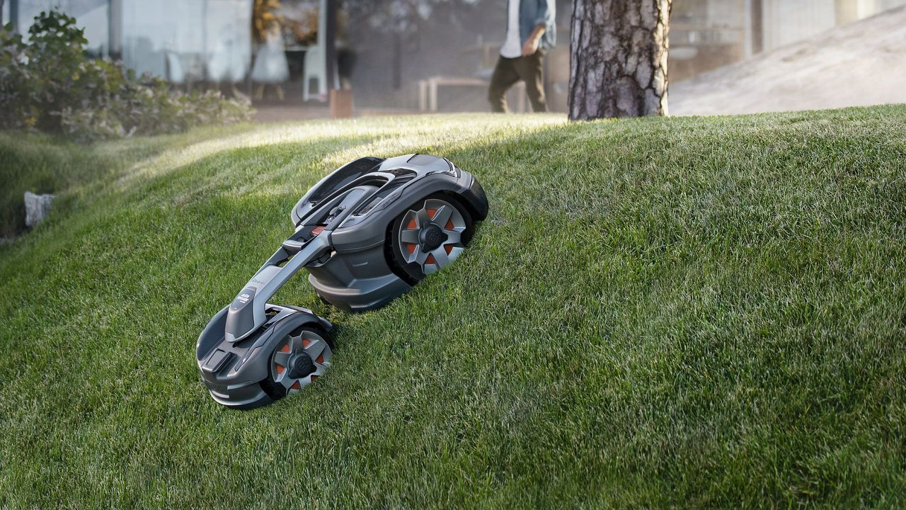 Husqvarna visar gräsklipparen Automower 435X AWD