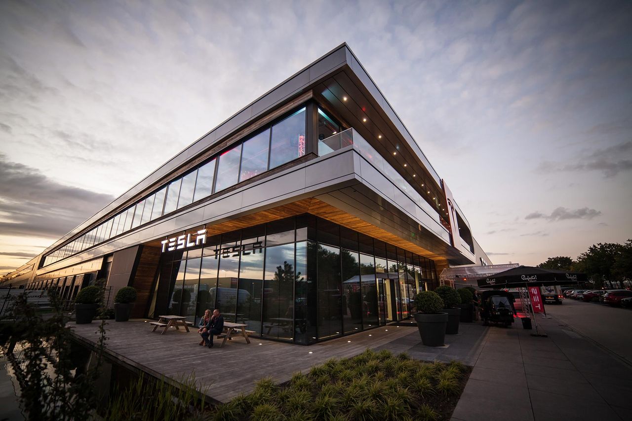 Tesla kommer inte att stänga ner alla sina butiker