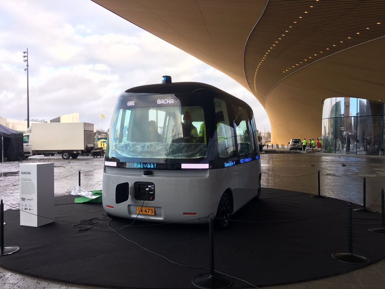 Nu rullar den självkörande minibussen Gacha på finska gator