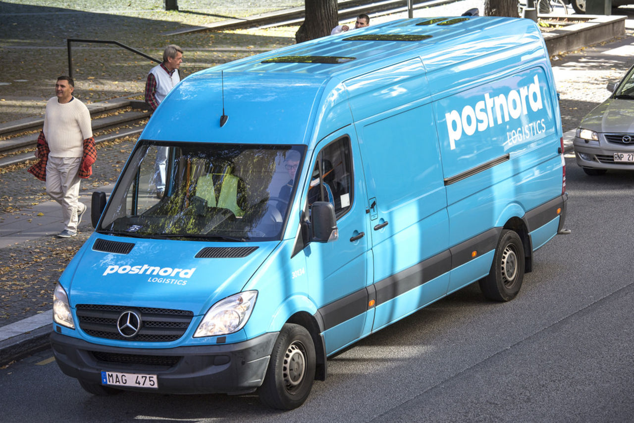 Postnord ska börja lämna paket vid dörren