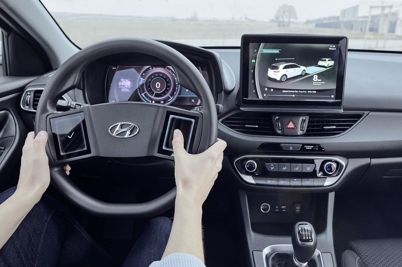 Hyundai visar ratt med stora pekskärmar