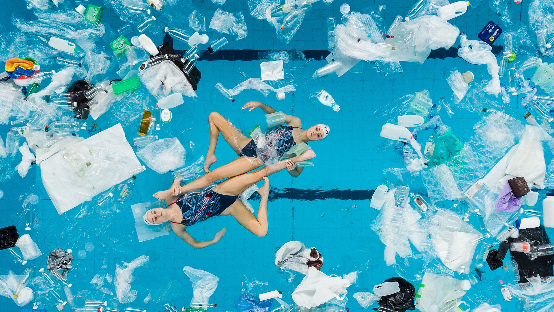 Kolla in när konstsimmerskor simmar i plast