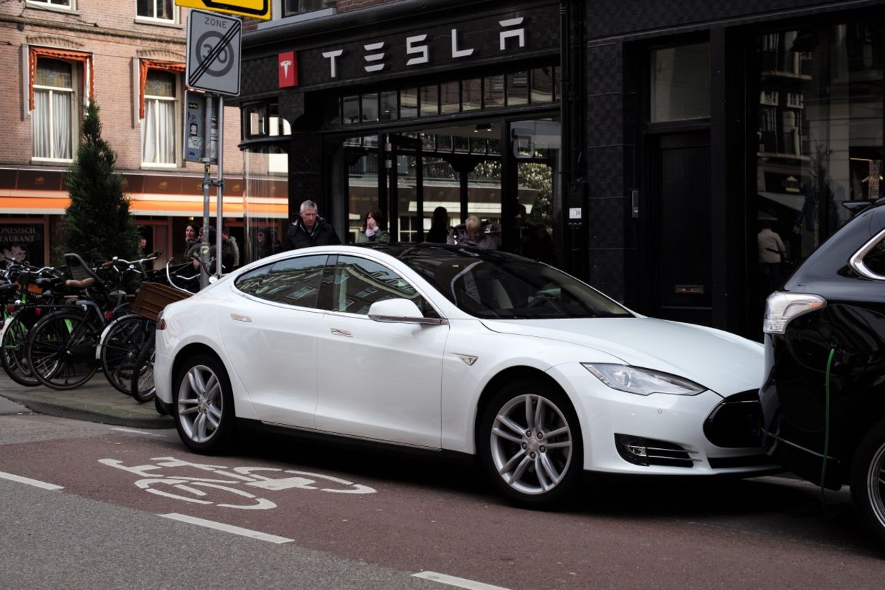 Tesla ska starta taxitjänst med självkörande bilar nästa år