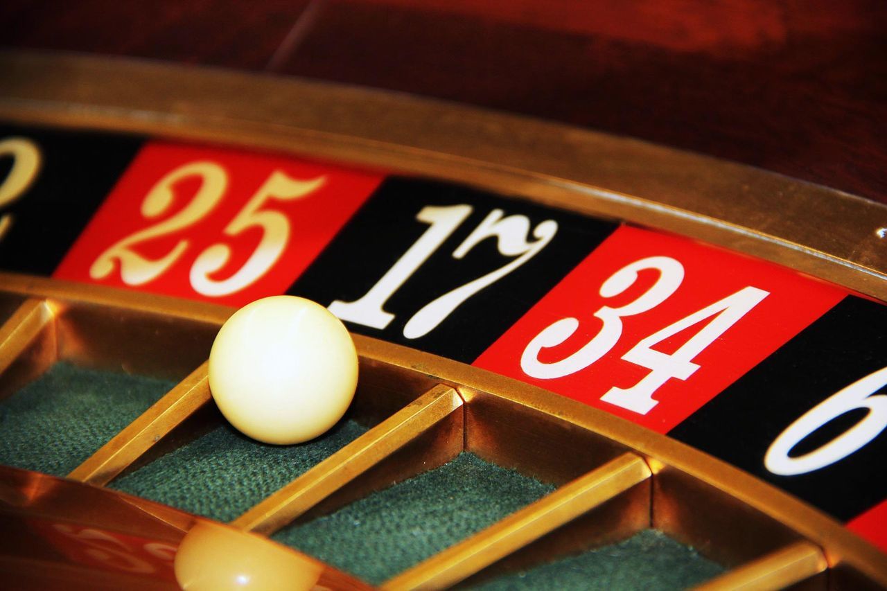Förbud mot spelreklam ska utredas