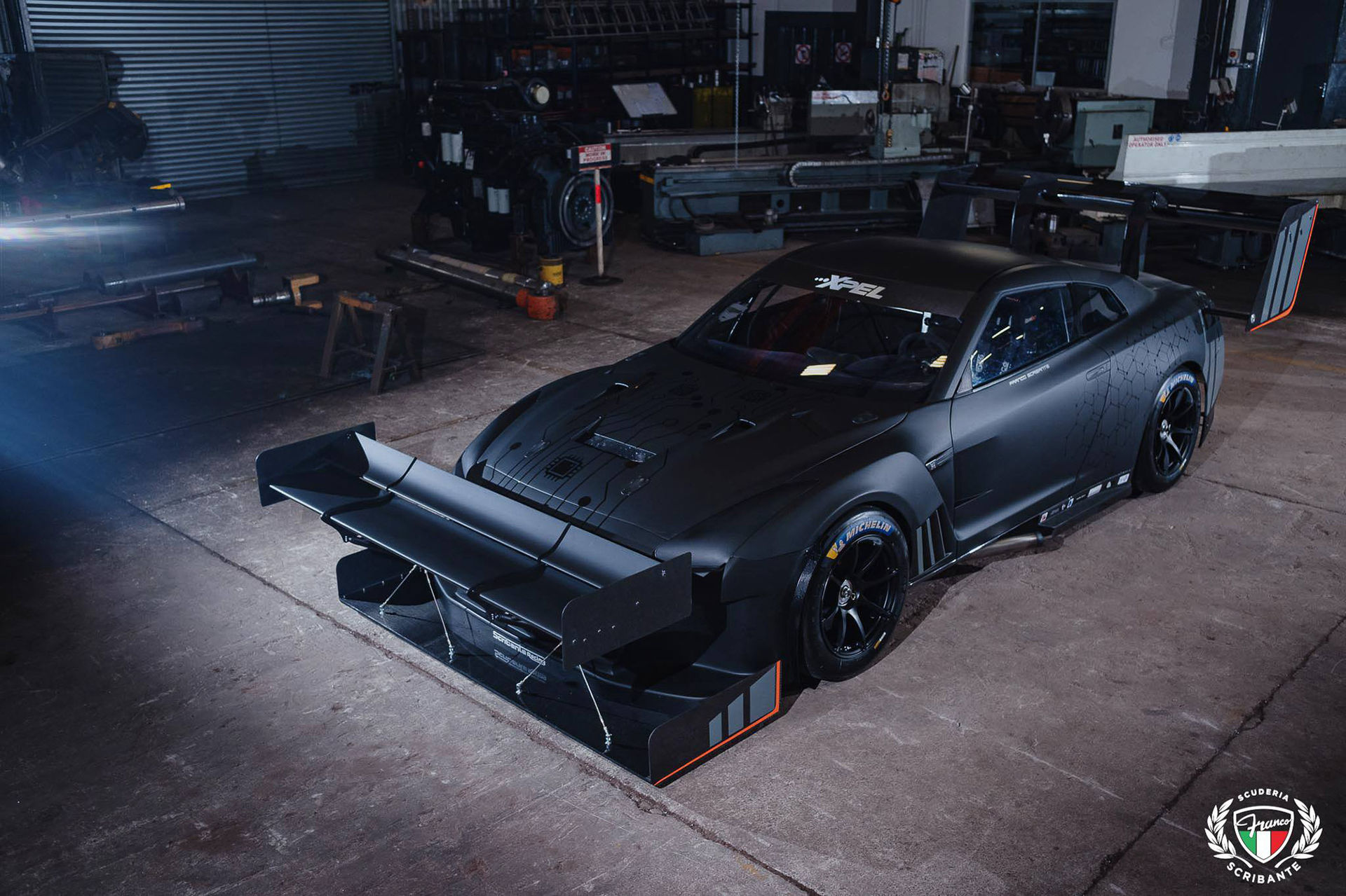 Hillclimb-preppad Nissan GT-R med hyfsat mycket vingar