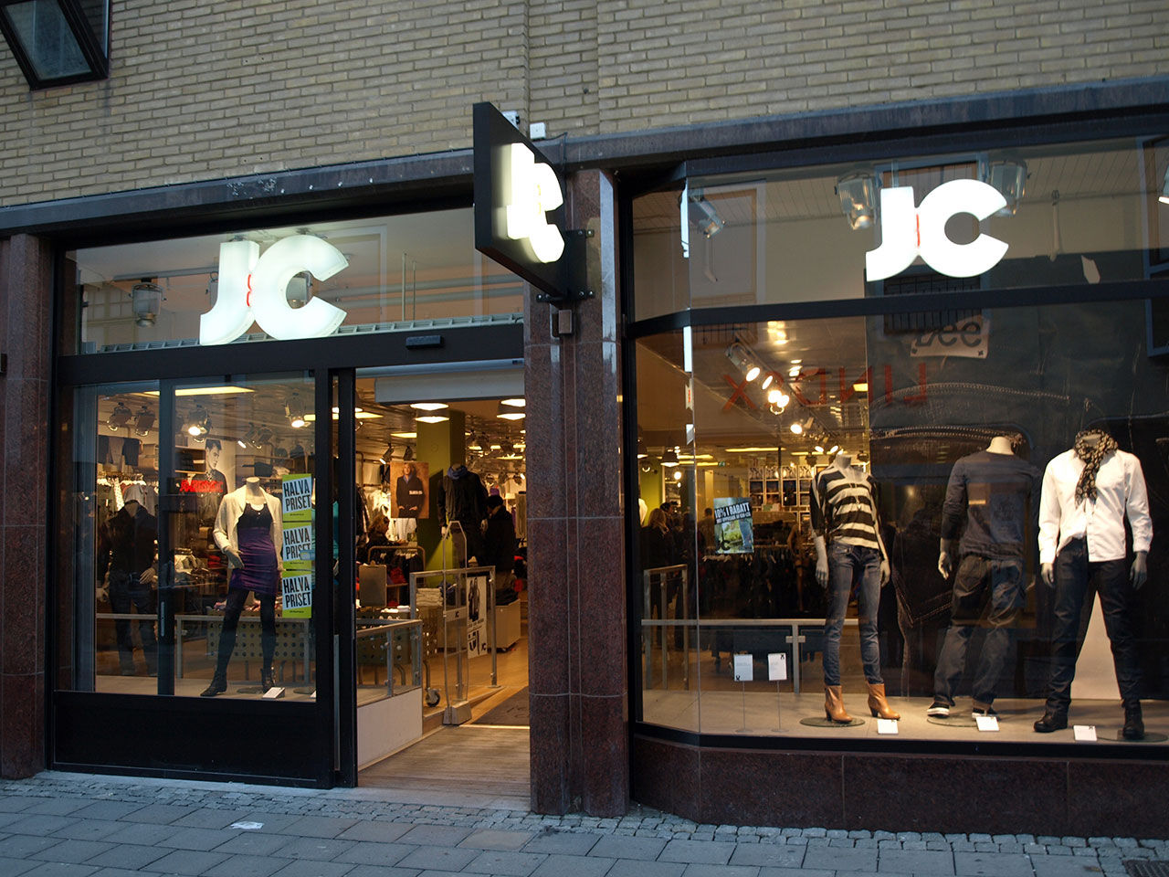 Klädkedjan JC ansöker om konkurs