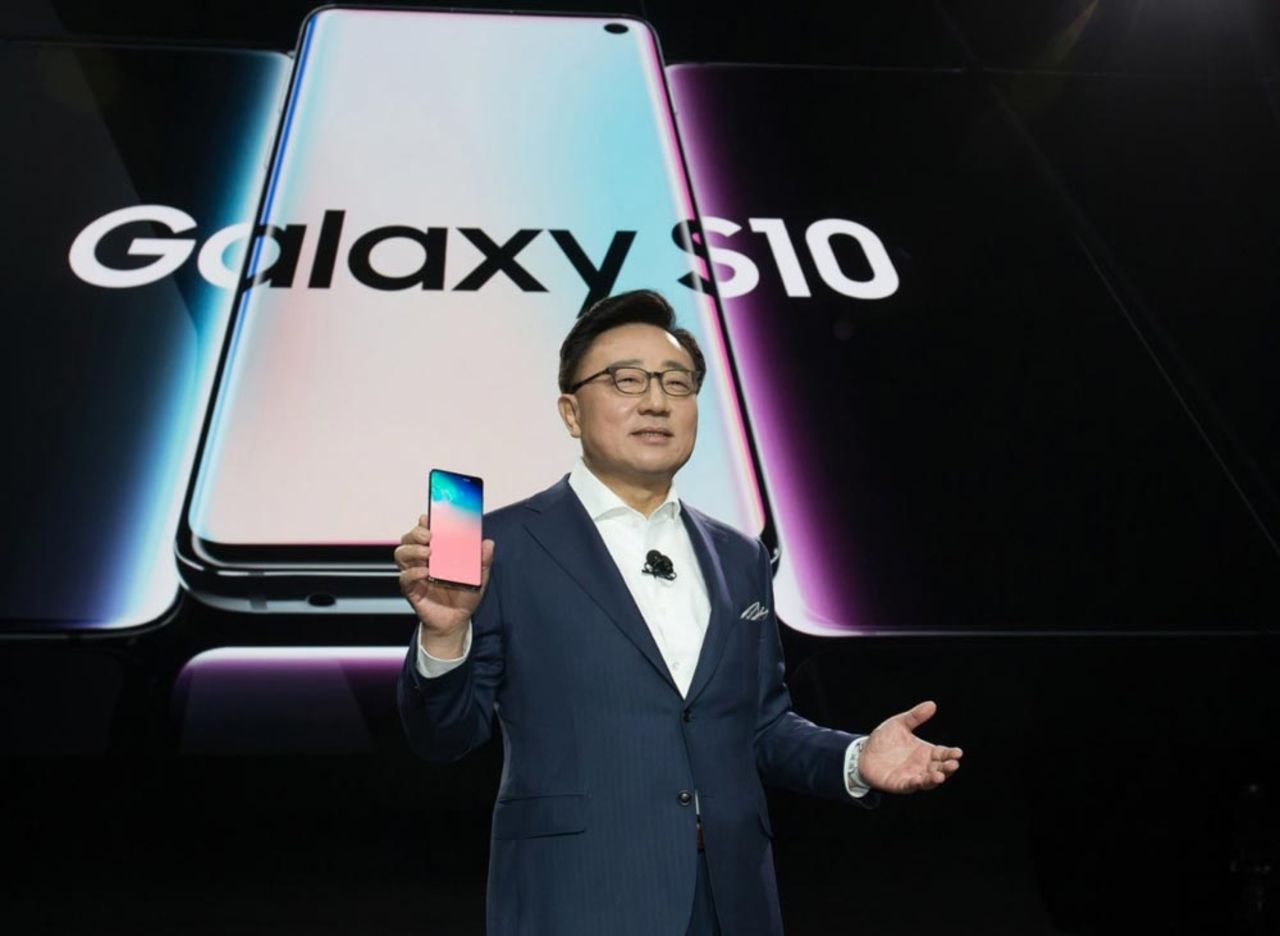 Samsungs vinst mer än halveras