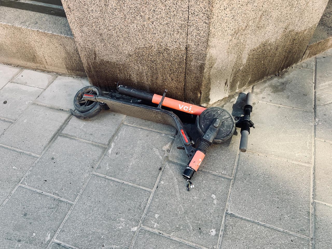 Voi plockar bort elspakrcyklar under Valborg