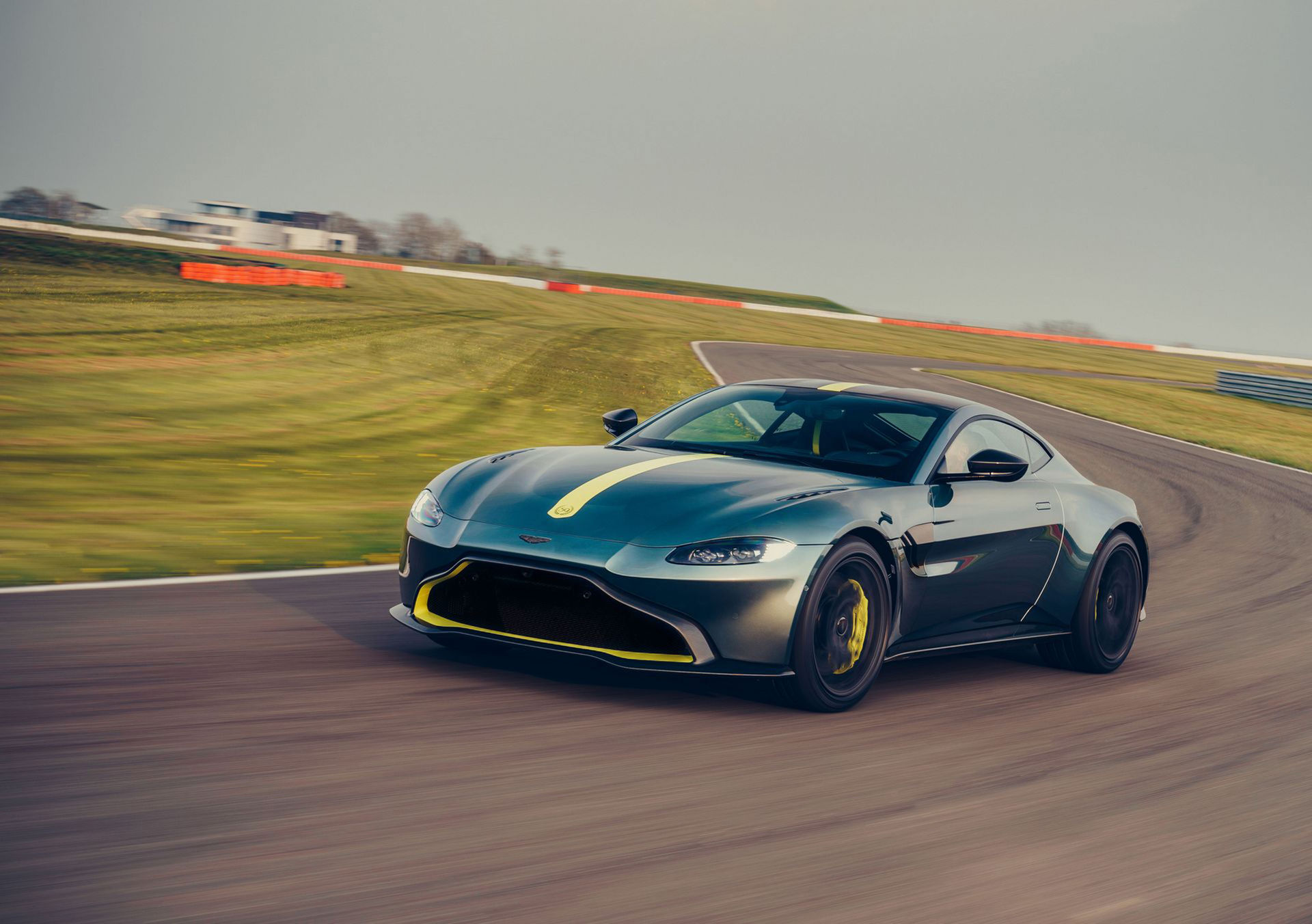 Aston Martin Vantage AMR med sjupetad manuell låda är här 